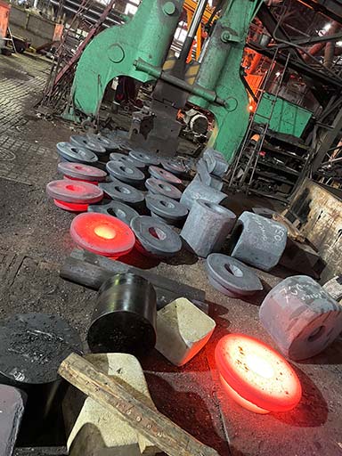 Фланцевая поковка на производстве