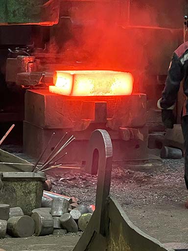 Квадратная поковка на производственной площадке
